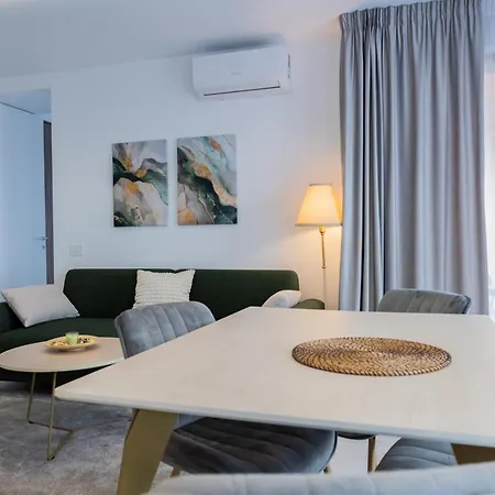Emerald Halo Apartment *