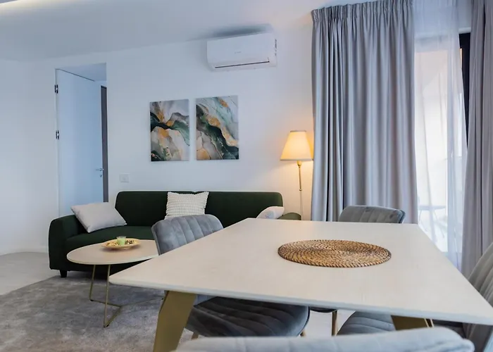 Emerald Halo Apartment *